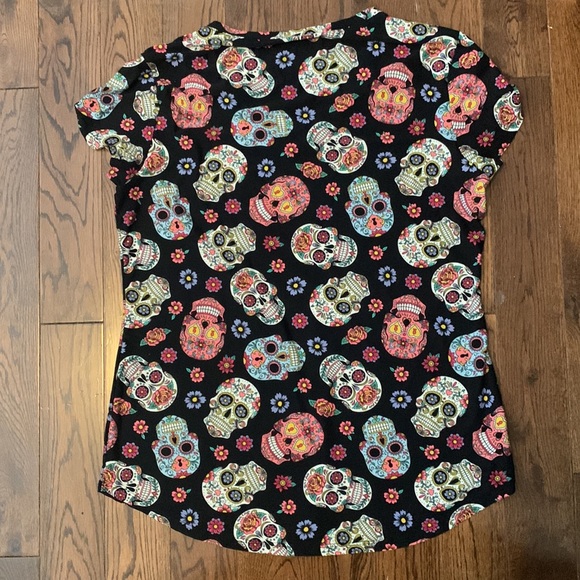 XL Sugar skulls v neck tshirt - Picture 3 of 3